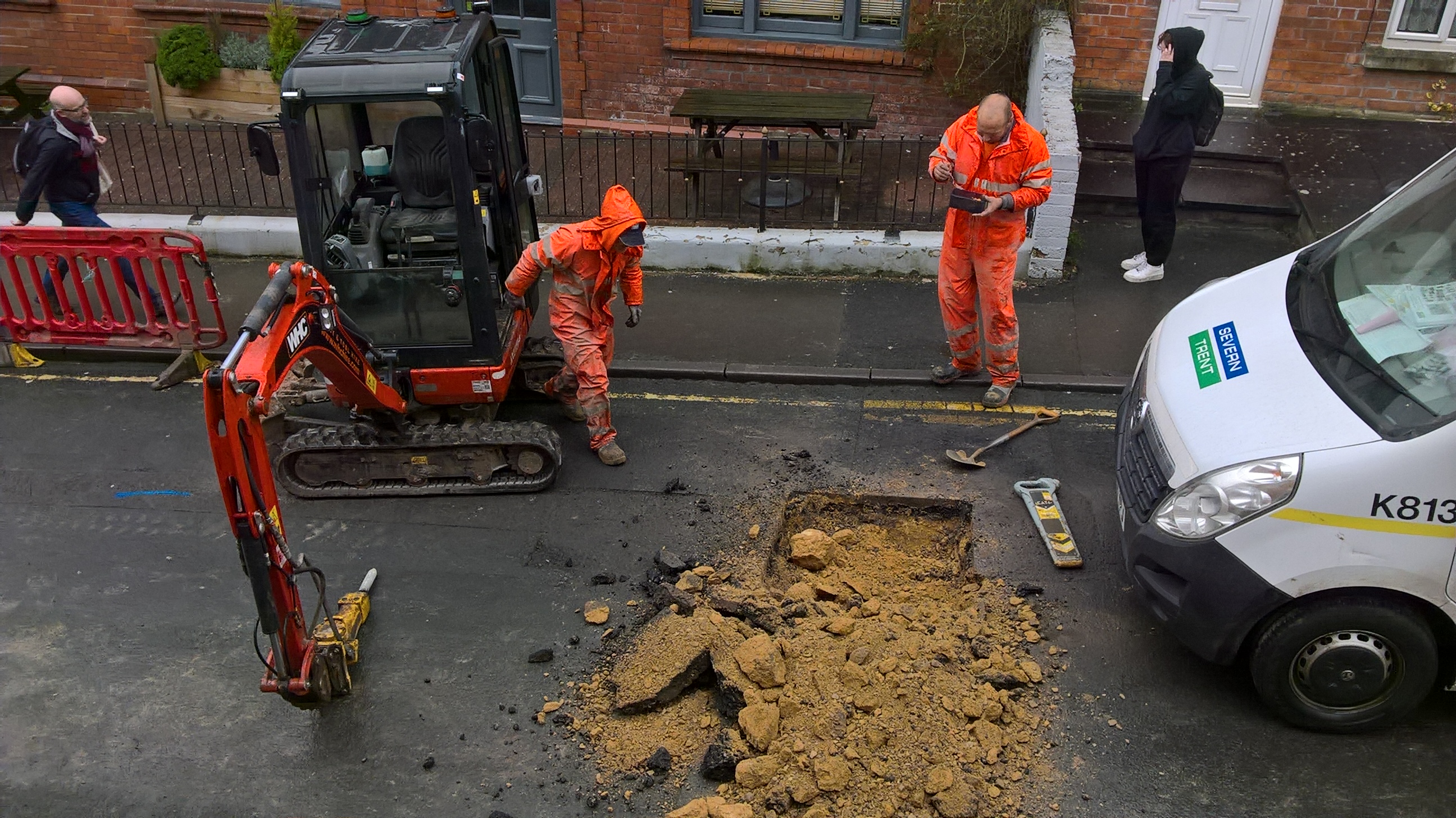 Severn Trent digging Middle Street further on